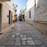Tornando tra le strade del centro storico percorriamo ora la medievale via Castello...

